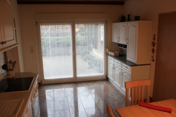 Untere Ferienwohnung – Küche mit Ausblick zur Außenterrasse