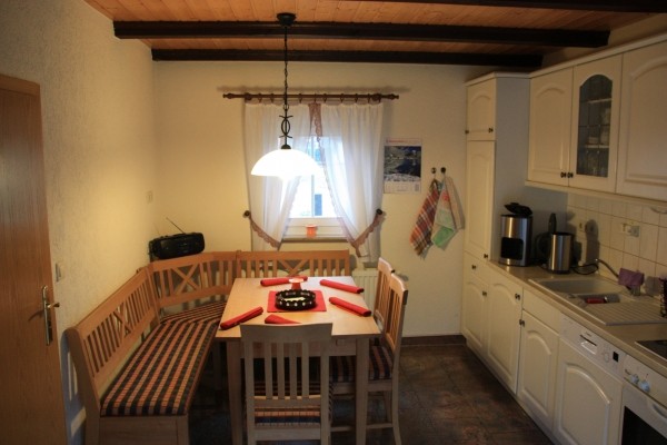 Untere Ferienwohnung – Küche mit Sitzecke