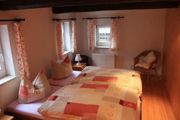 Untere Ferienwohnung – Schlafzimmer 1 mit Doppelbett