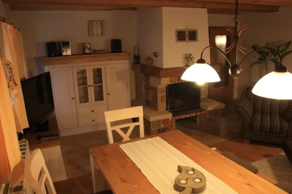 Untere Ferienwohnung – Wohnstube mit Kamin